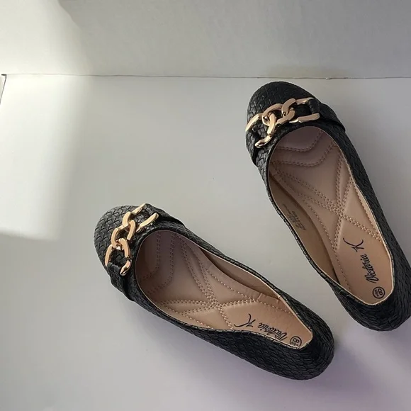 Victoria K Black Textured Ballet Flats with Gold Chain - Picture 2 of 3